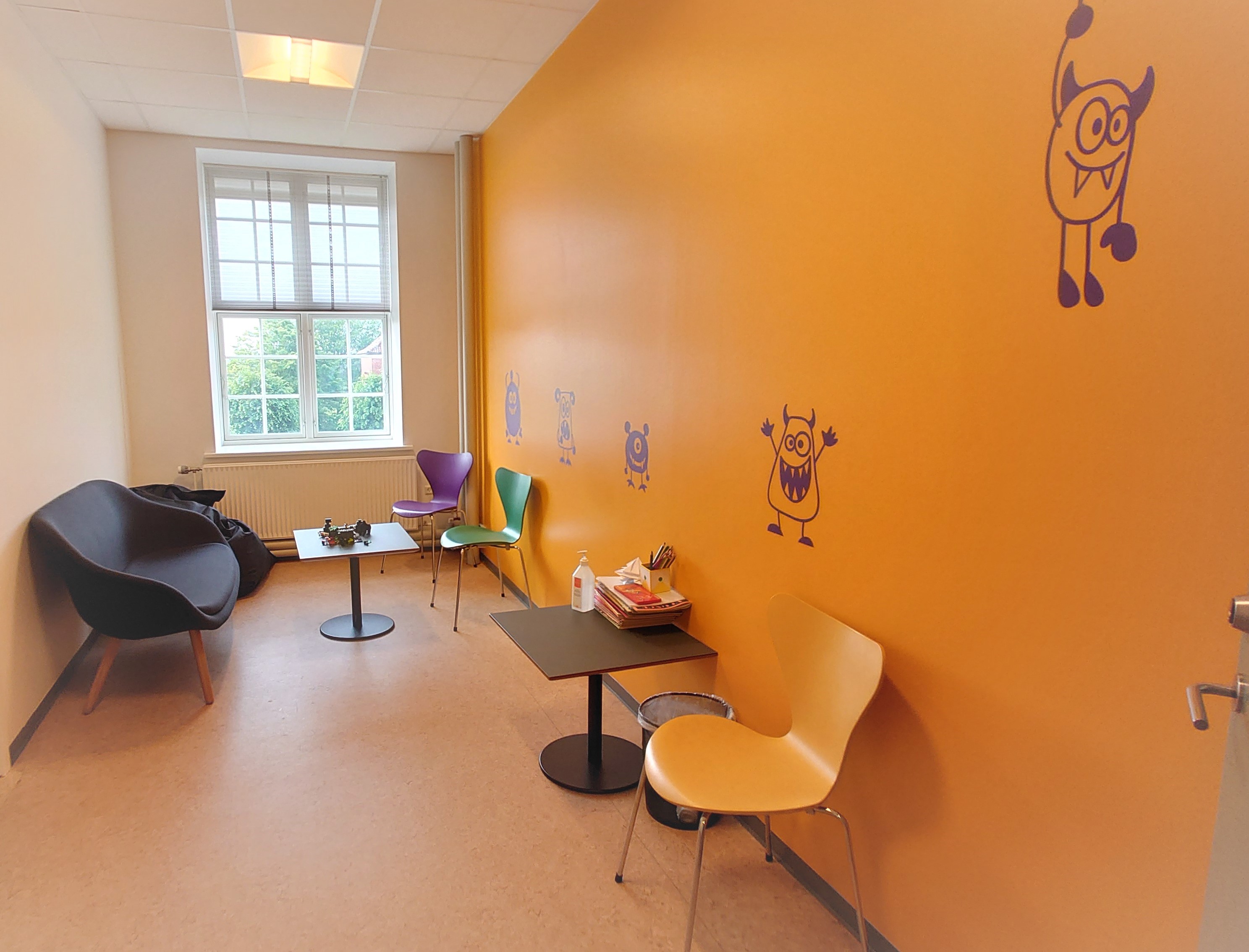 Billedet viser indretningen i venterummet til børnesamtaler