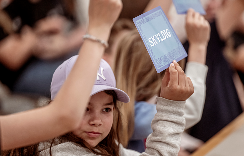 Billede fra Retten i Helsingør, lille pige med 'skyldig' skilt