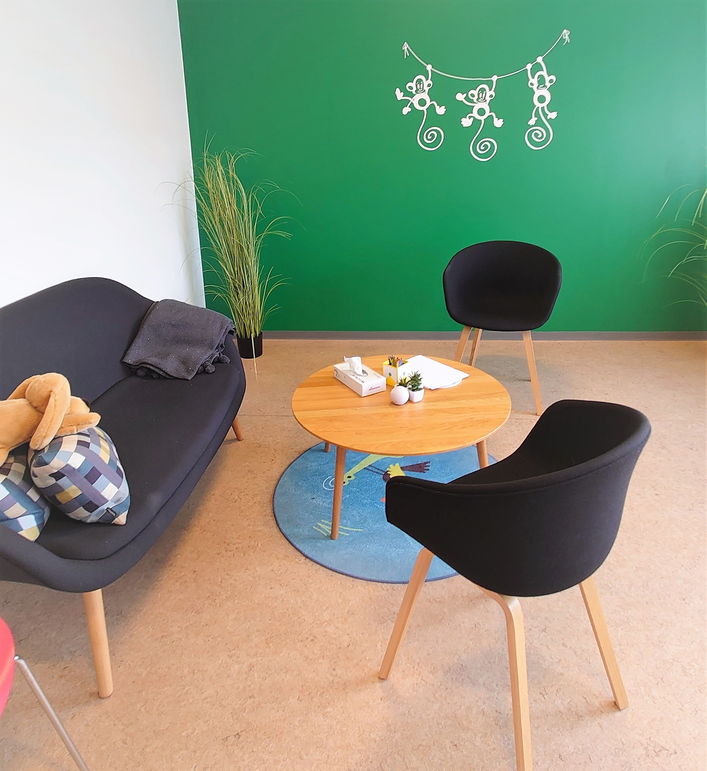 Billedet viser indretningen i mødelokale C, hvor vi holder nogle af børnesamtalerne