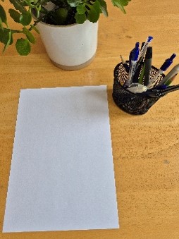 Billede af papir og blyanter