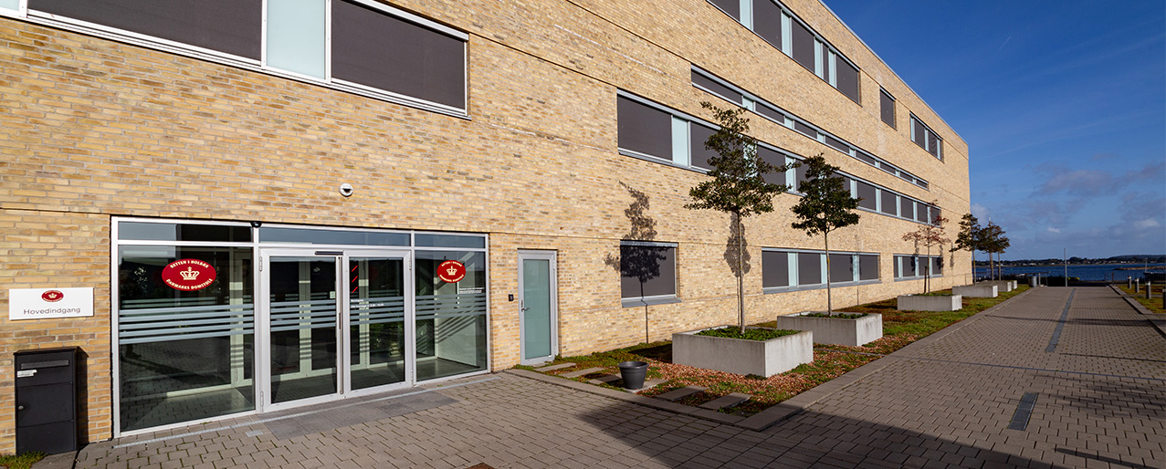 Billedet viser retsbygningen i Holbæk udefra