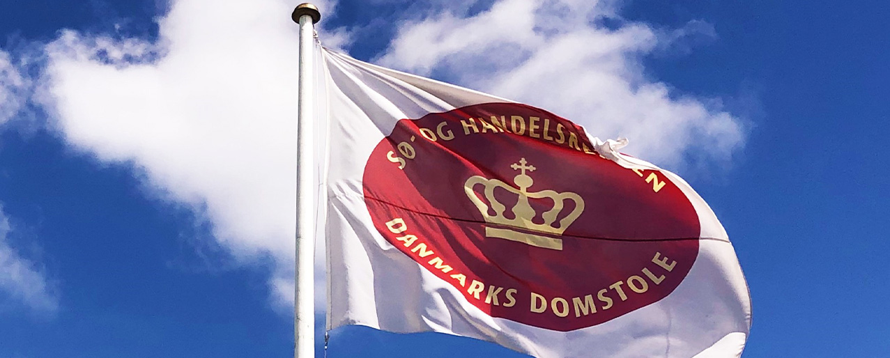Billedet viser flag med Sø- og Handelsrettens logo