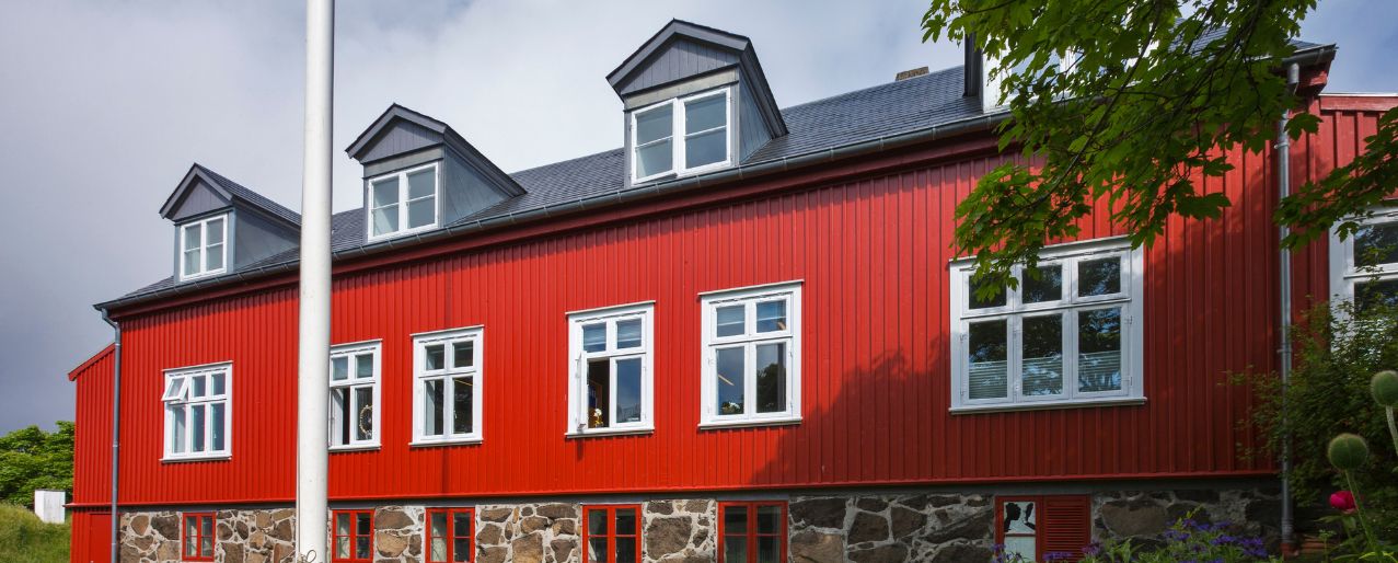 Billedet viser retsbygningen på Færøerne