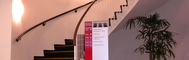 Billedet viser indvendig trappe i retsbygningen i Horsens